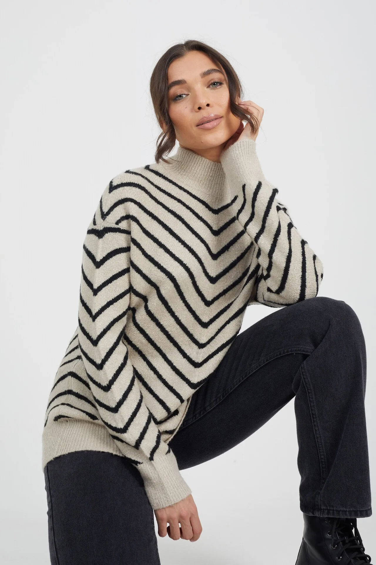 TURTLE NECK CHEVRON KNIT JUMPER